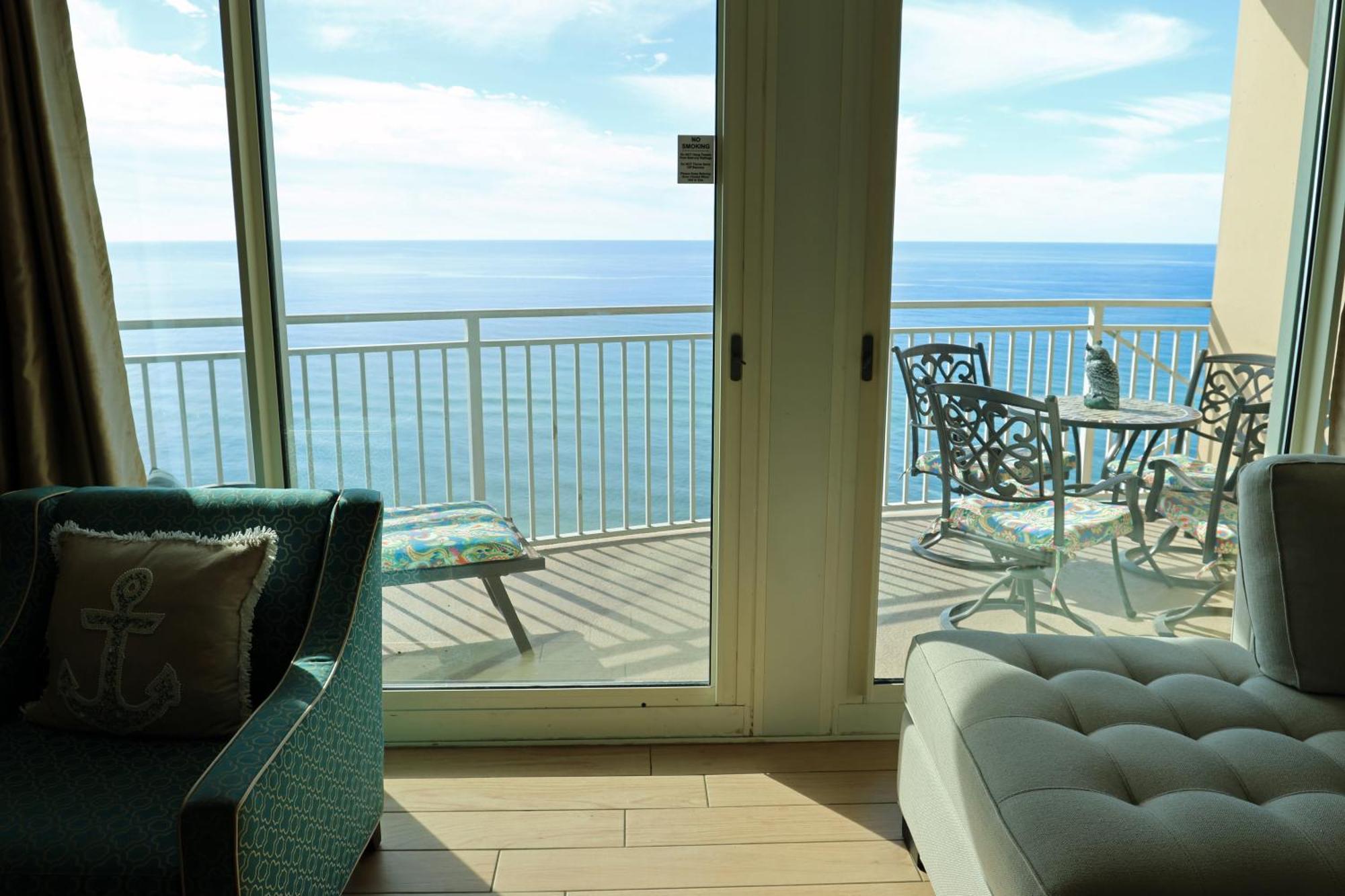 Aqua 1504 Beachfront With Free Chairs Apartment