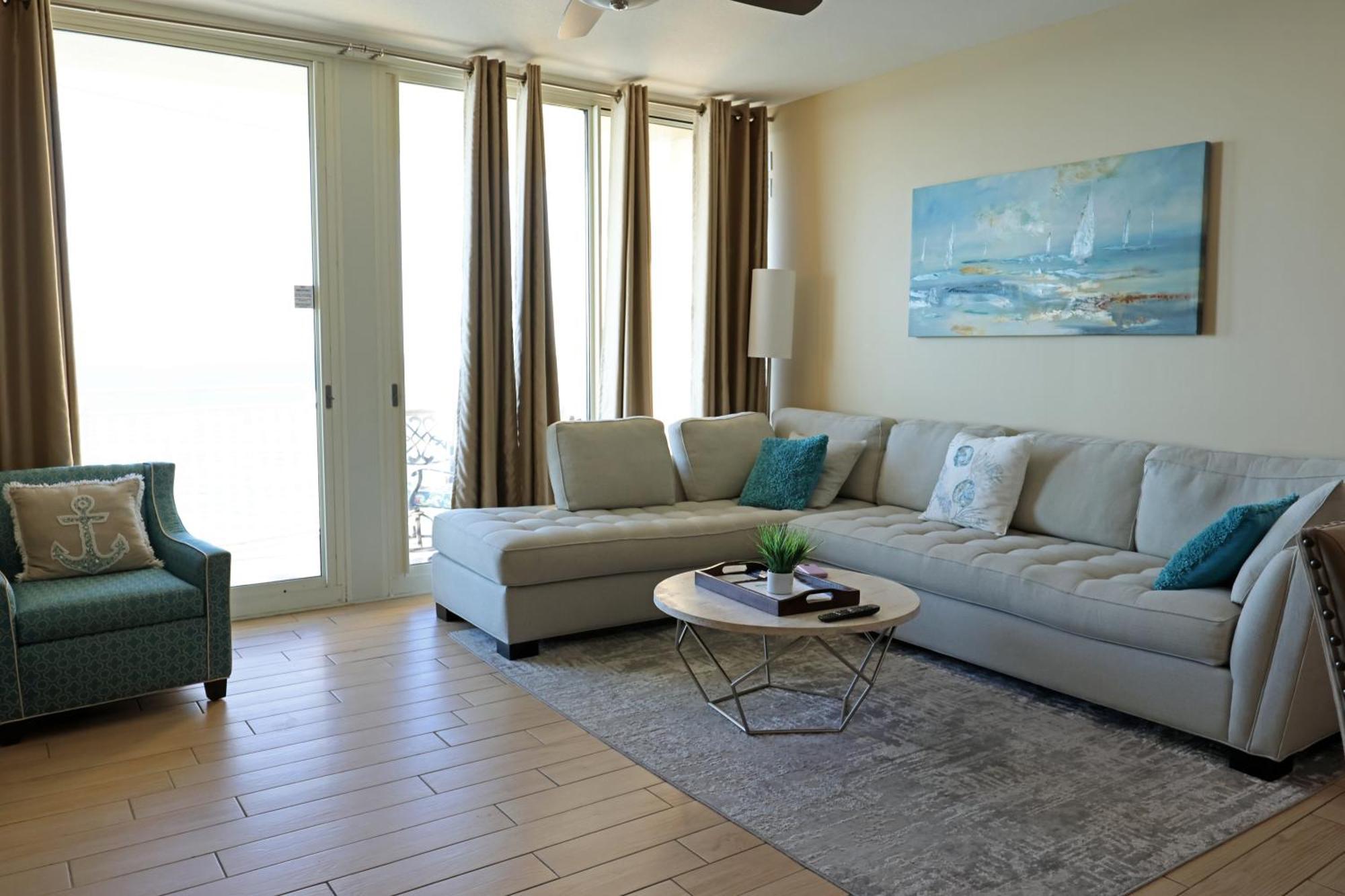 Aqua 1504 Beachfront With Free Chairs Apartment